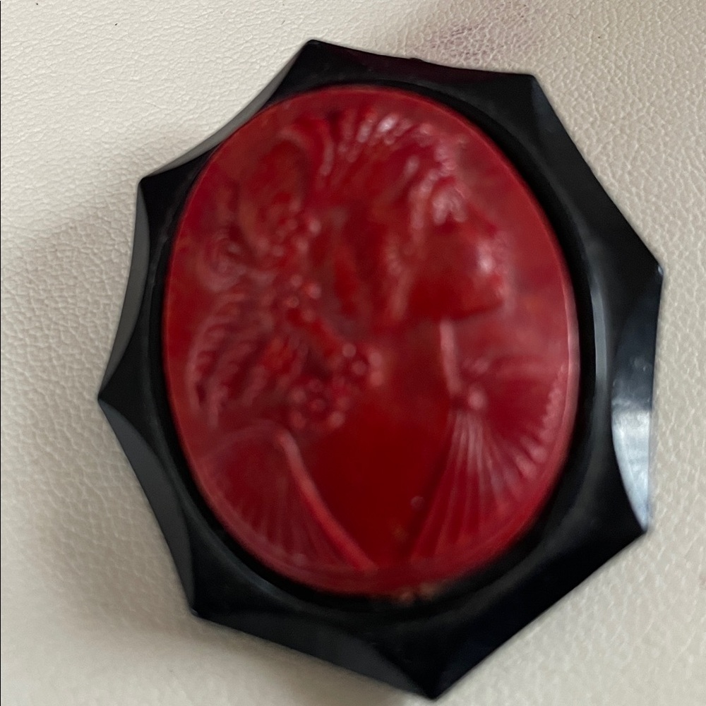 Vintage Red Cameo Brooch - Picture 3 of 3